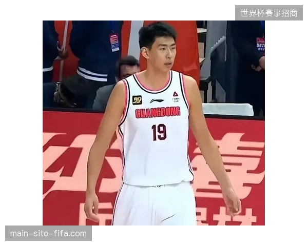 徐昕凭借赛季场均74%的投篮命中率，从广东弃将成长为广州队内线核心